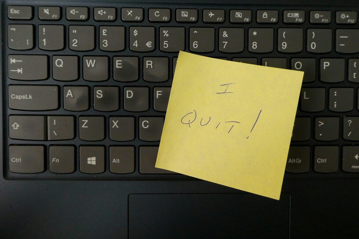 yellow post it note that says "I quit!" on a black computer keyboard